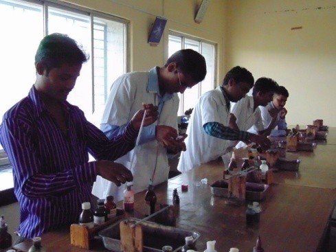 Students In Vet Physiology Lab2